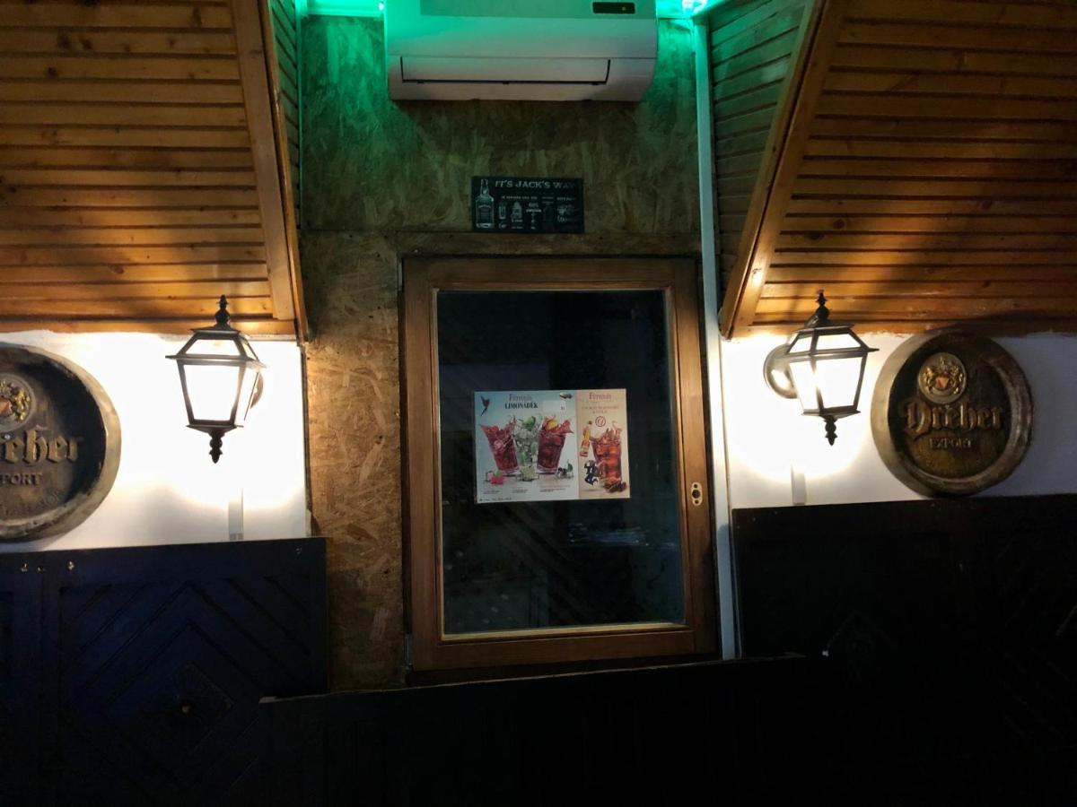 Whole Basemenet Former Pub4 Stag Do/Hen Party Budapeşte Dış mekan fotoğraf