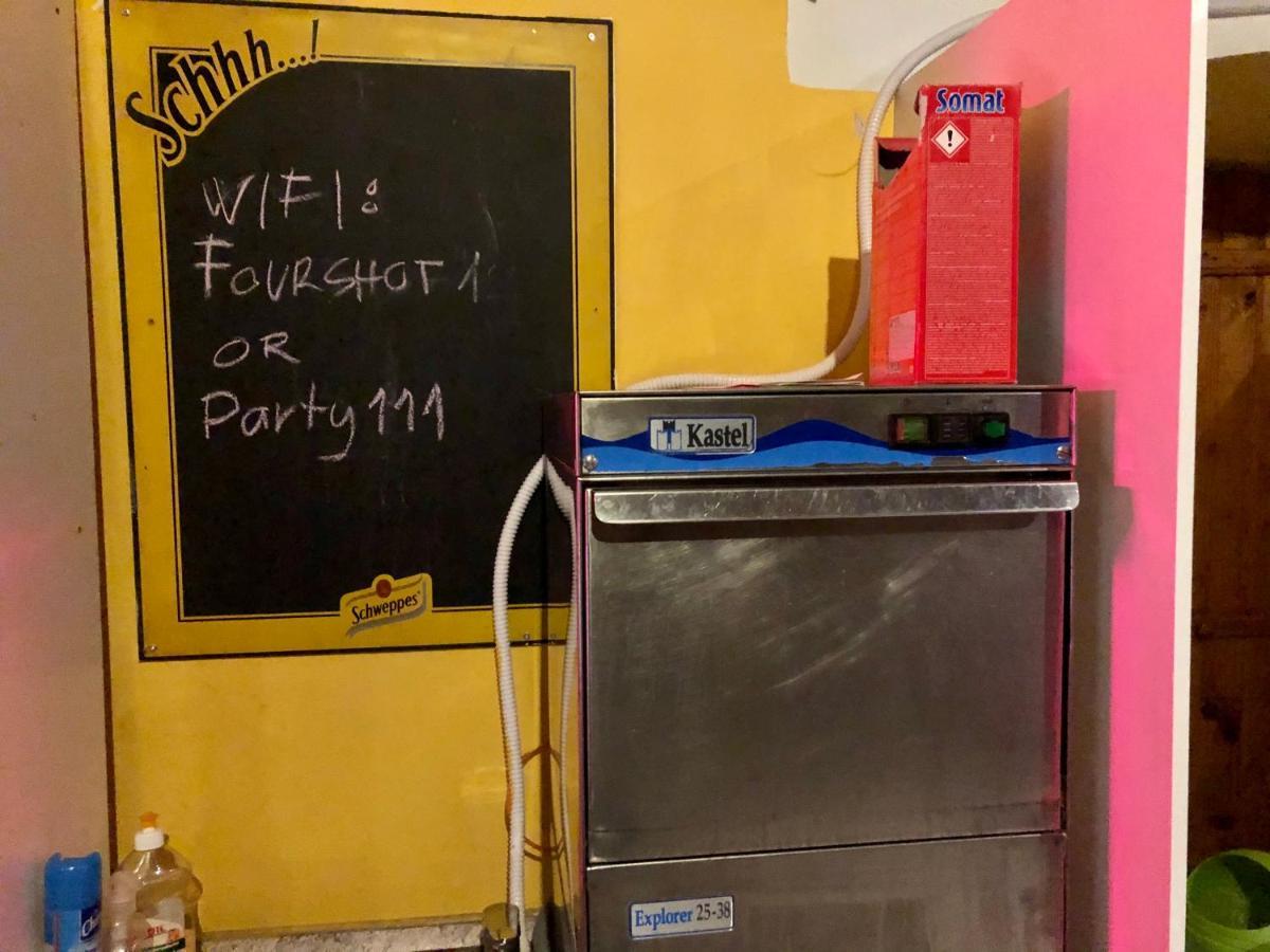 Whole Basemenet Former Pub4 Stag Do/Hen Party Budapeşte Dış mekan fotoğraf